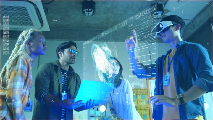 Menschengruppe nutzt VR und AR Technologien